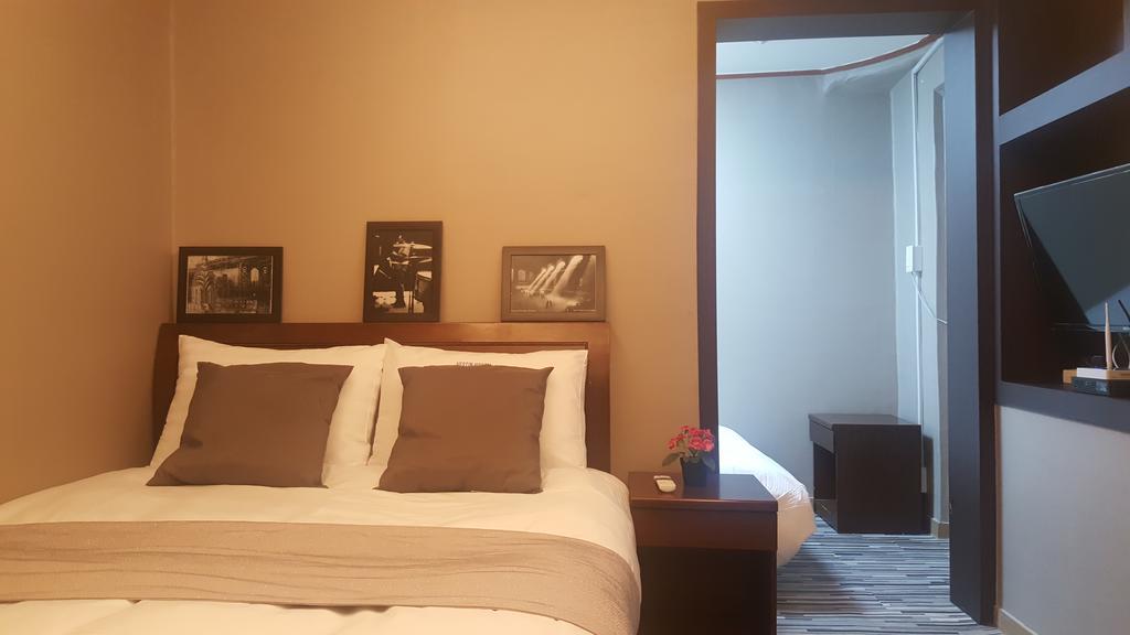 Myeongdong Time Hostel Сеул Екстер'єр фото